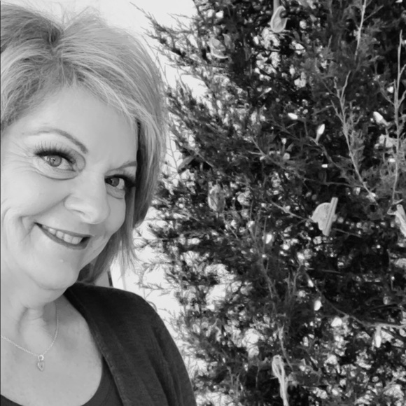 Meet your Posher, Kris - Picture 1 of 2